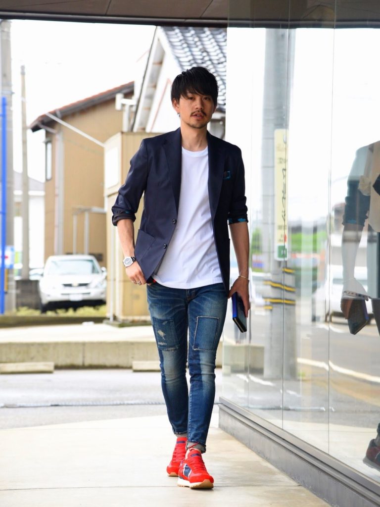 日本の髪型のアイデア 新着スニーカー 赤 コーデ メンズ