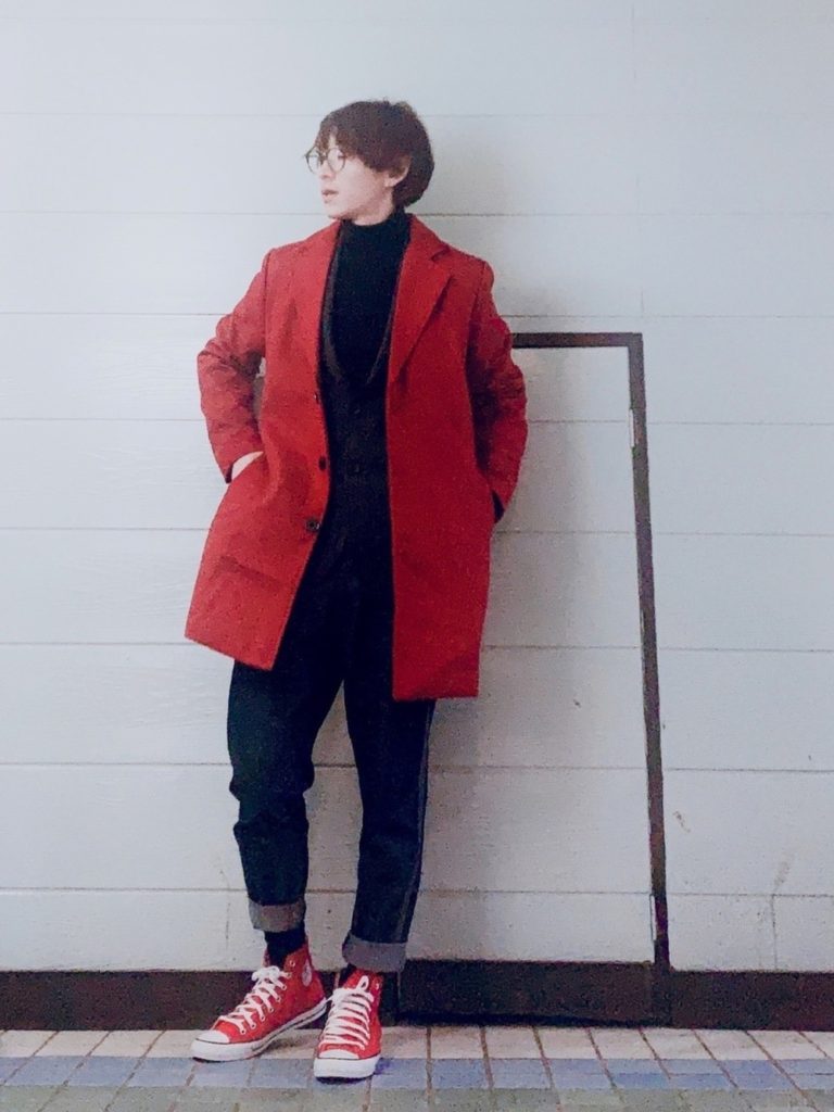 赤いコンバースハイカットのファッションコーデ