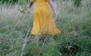 子供の黄色いドレス