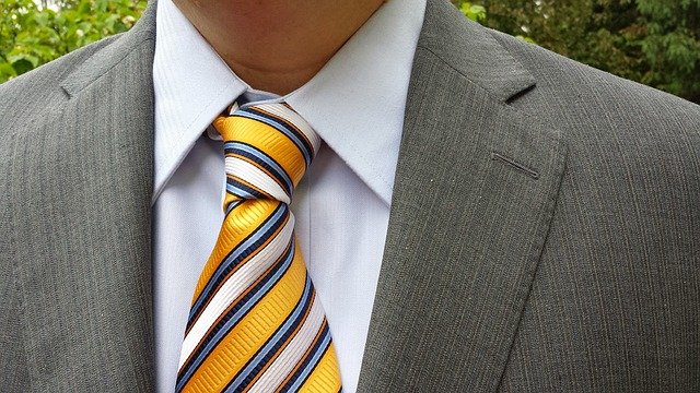 黄色のネクタイをビジネスで使うコツ